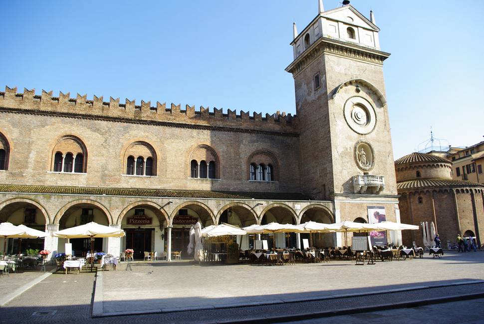 Piazza Erbe e Tavoli.jpg